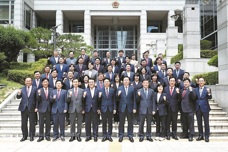 14-1 제9대 부산시의회 시의원 단체 기념촬영